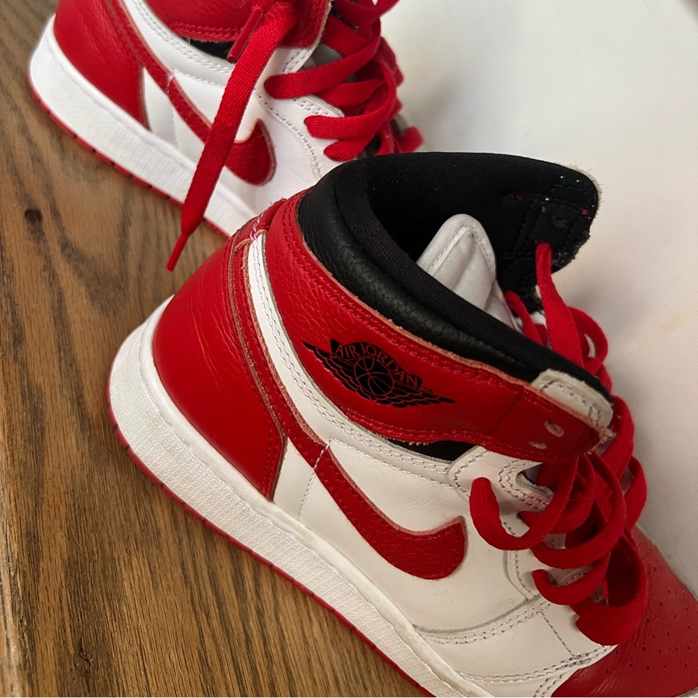 Nikes barely worn boys size 5
